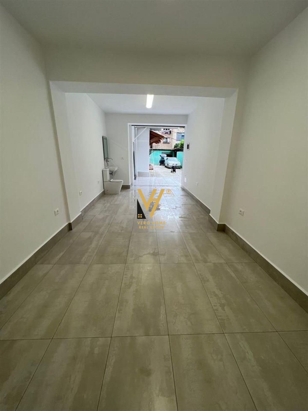 SHITET DYQAN 22 M2 TE TREGU CAM 65.000 EURO