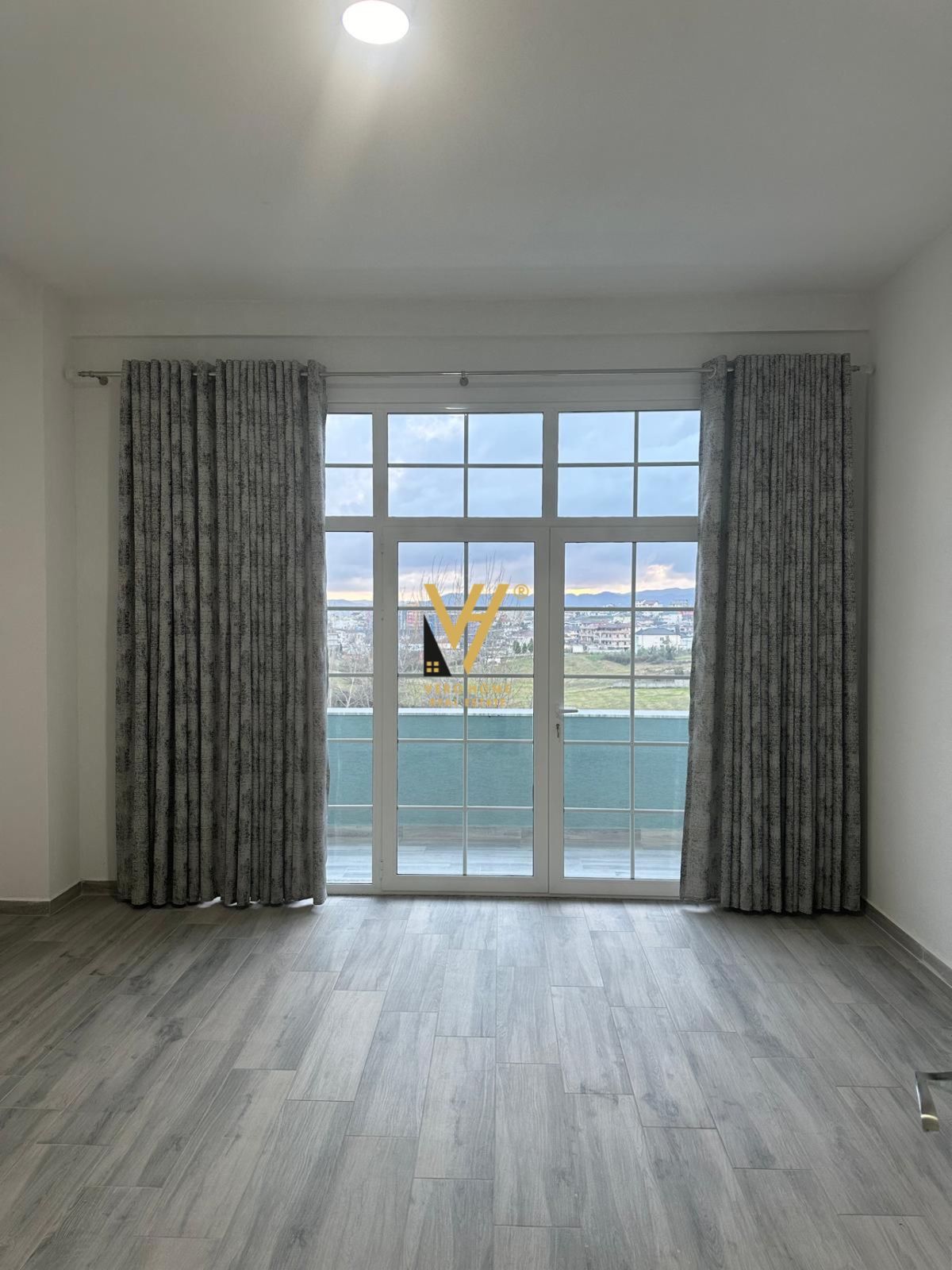 AMBIENT 220 M2 ME QERA NE PASKUQAN 5.000 EURO