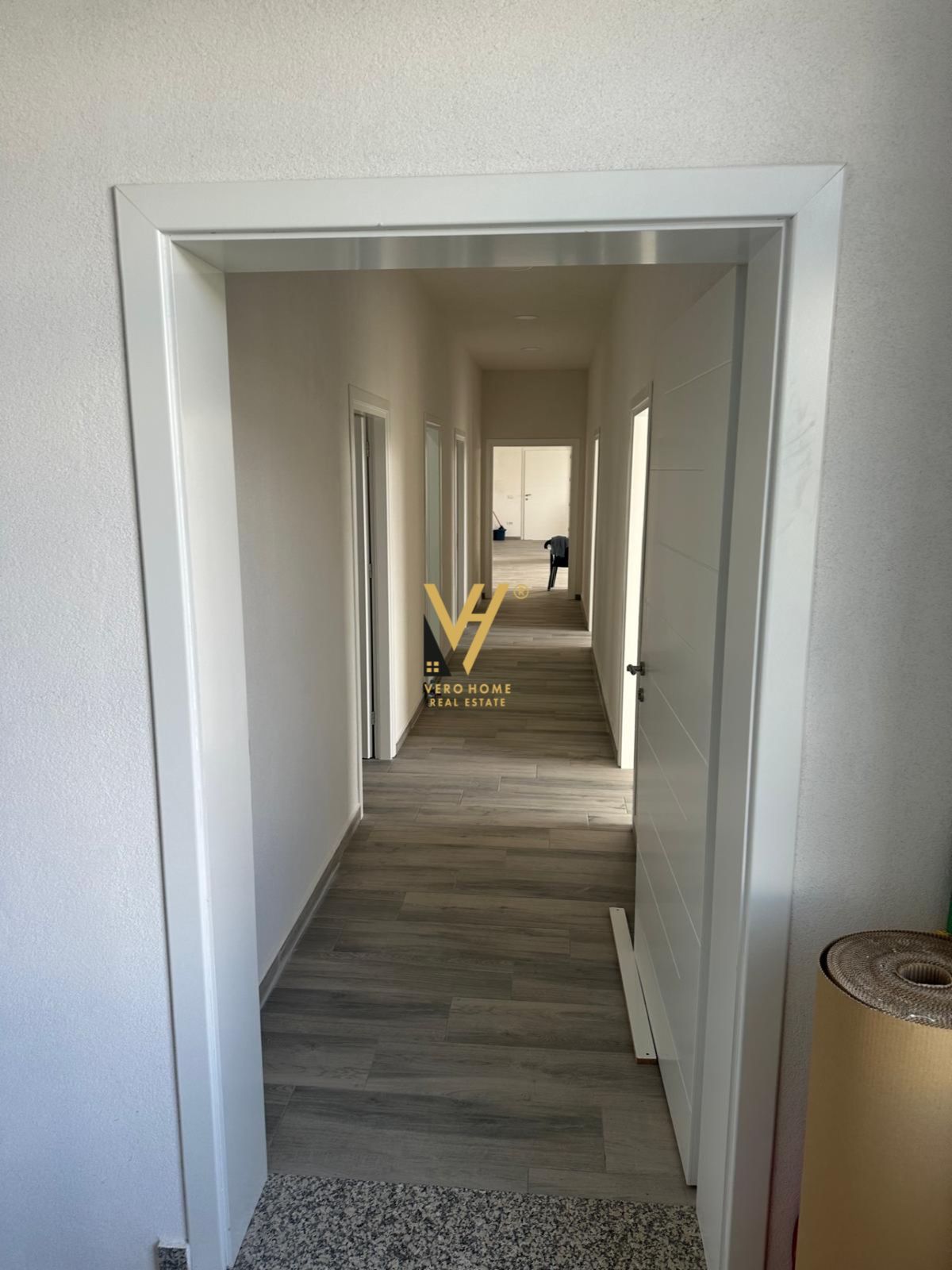 AMBIENT 220 M2 ME QERA NE PASKUQAN 5.000 EURO