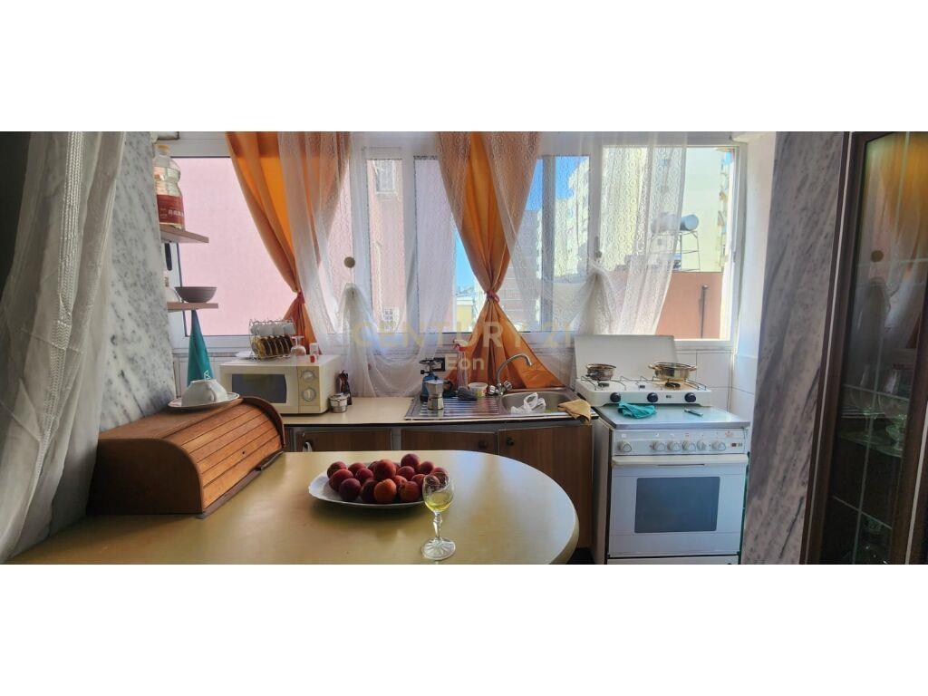 SHITET APARTAMENT 1+1 PRANE DREJTORISE SE POLICISE !