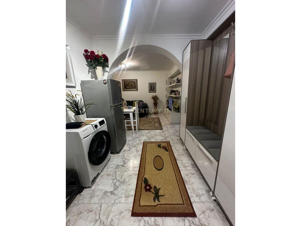 Shitet apartament 1+1 në zonën e Brylit, Rr: Arkitekt Kasemi