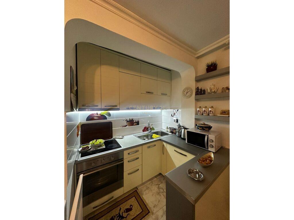 Shitet apartament 1+1 në zonën e Brylit, Rr: Arkitekt Kasemi