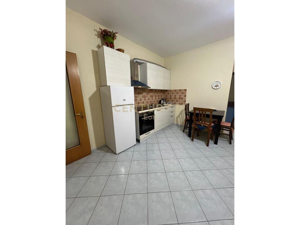 Apartament 1+1 për Qira në Plazh Stacioni i parë, Durrës!