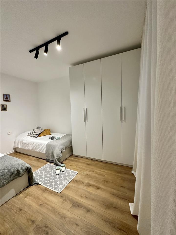 Apartament i rinovuar afer shkolles Petro Nini