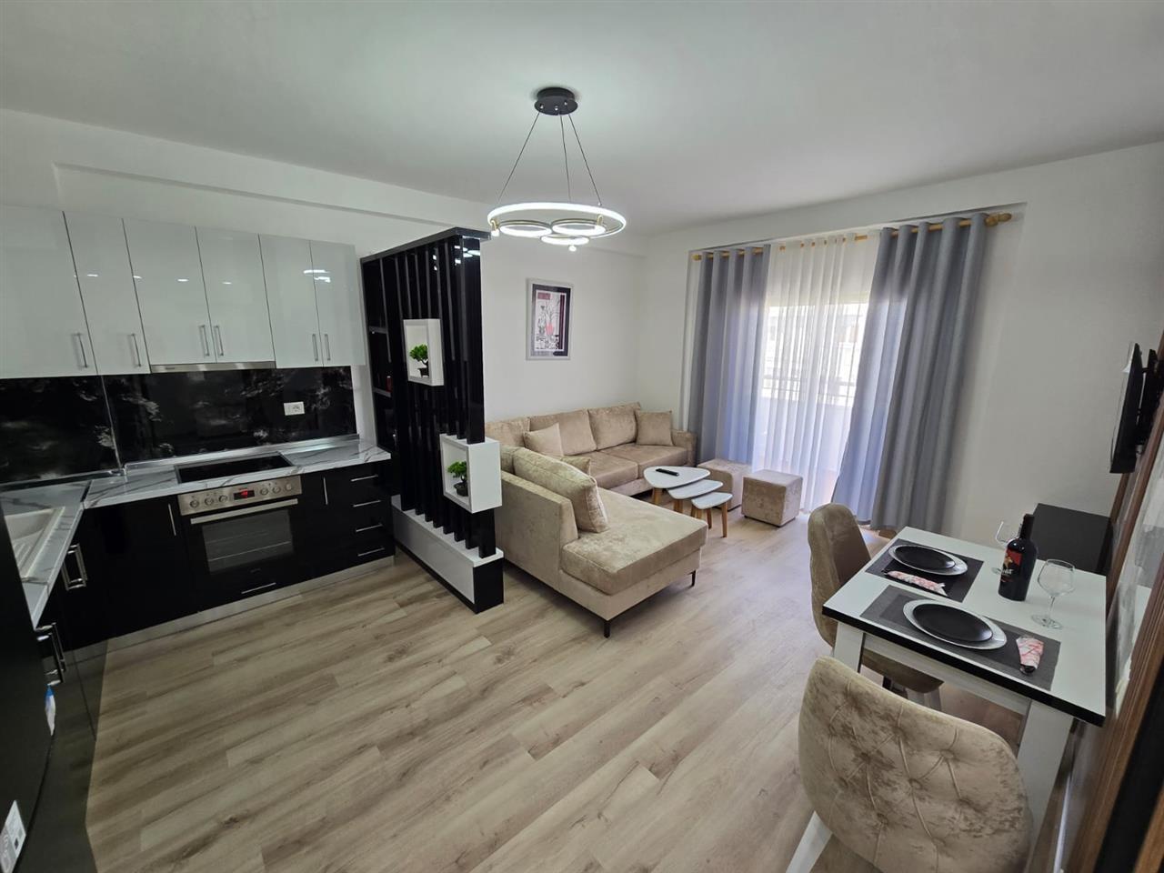 Shitet 1+1 me super mobilim plazh durres