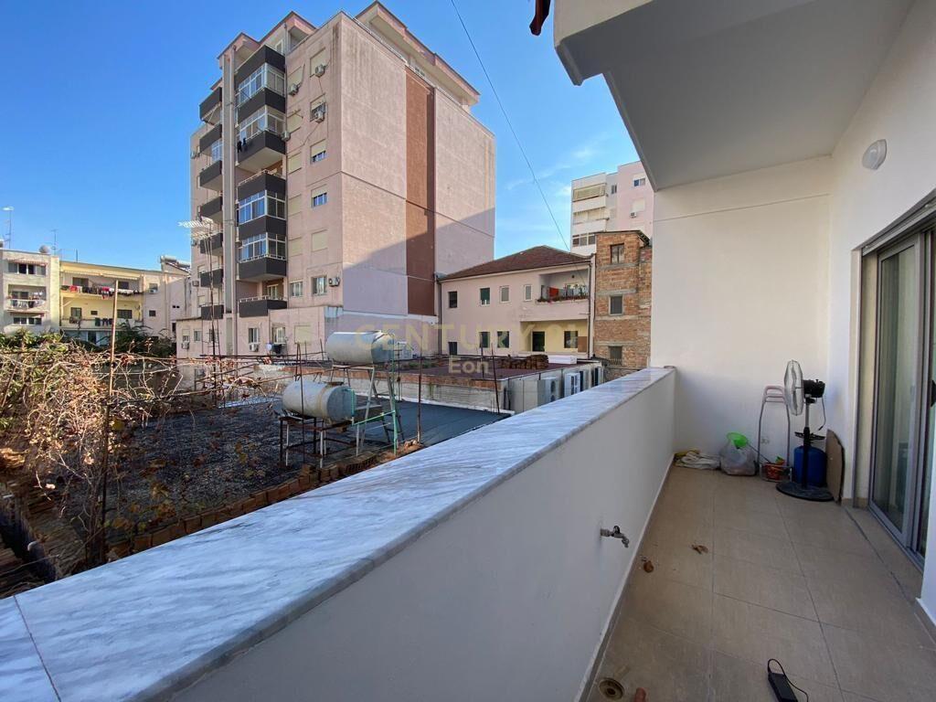 JEPET APARTAMENT 2+1 ME QIRA ME KUZHIN TE VECUAR NE DURRES P