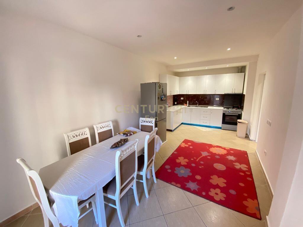 JEPET APARTAMENT 2+1 ME QIRA ME KUZHIN TE VECUAR NE DURRES P