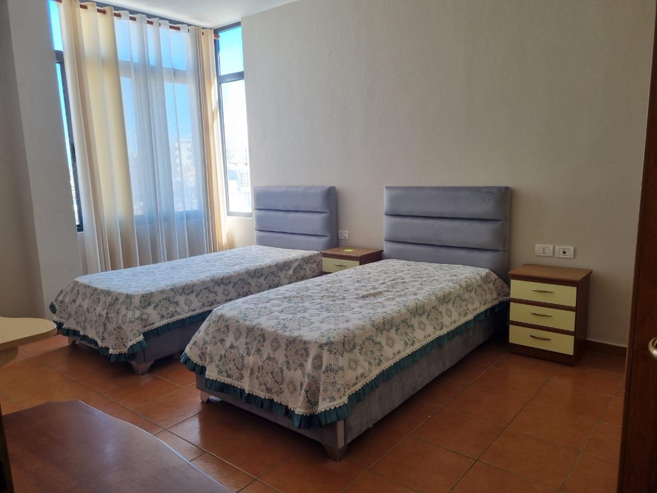 2+1| Qira| Pelikani, Plazh