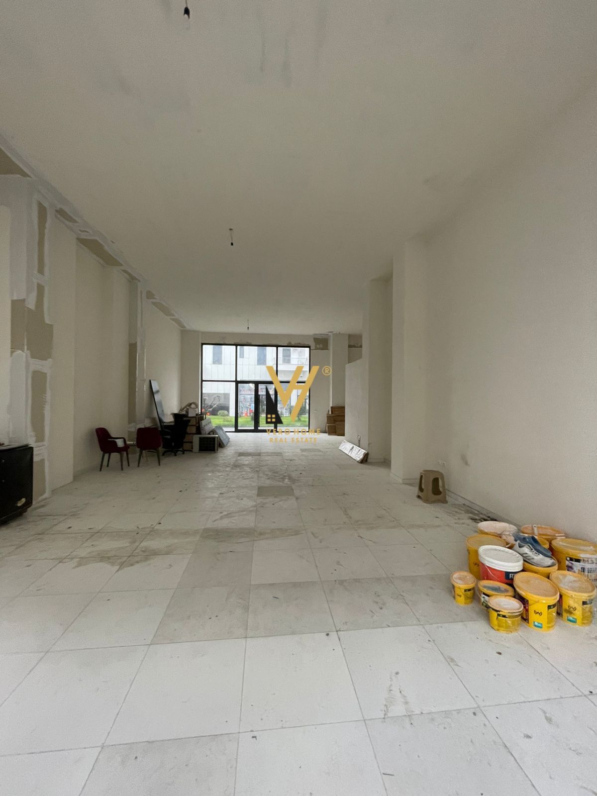 AMBIENT 127 M2 ME QERA TE PORCELANI 2.300 EURO