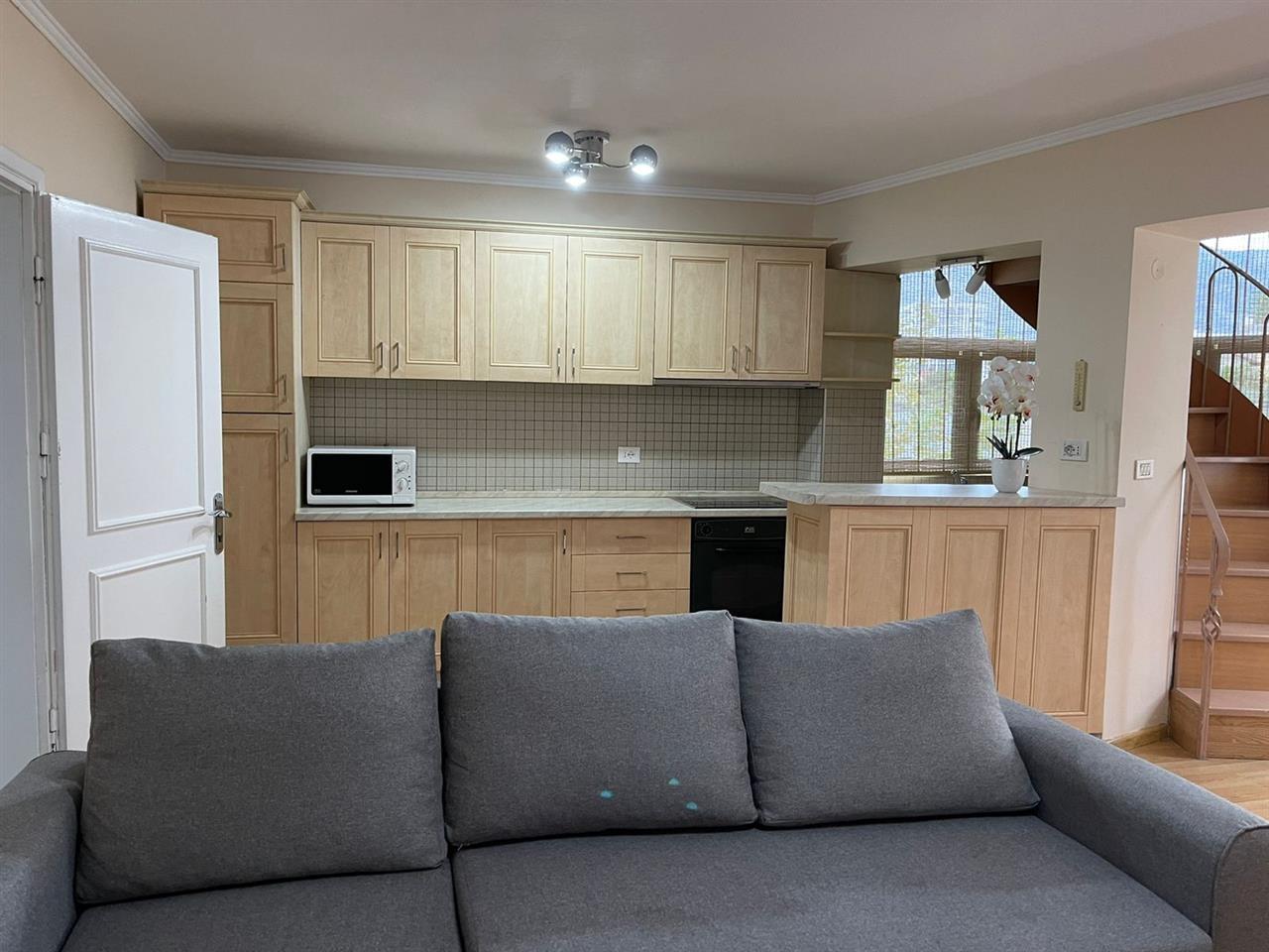 Jepet me qera Ditore/Javore/Mujore Apartament 1+1