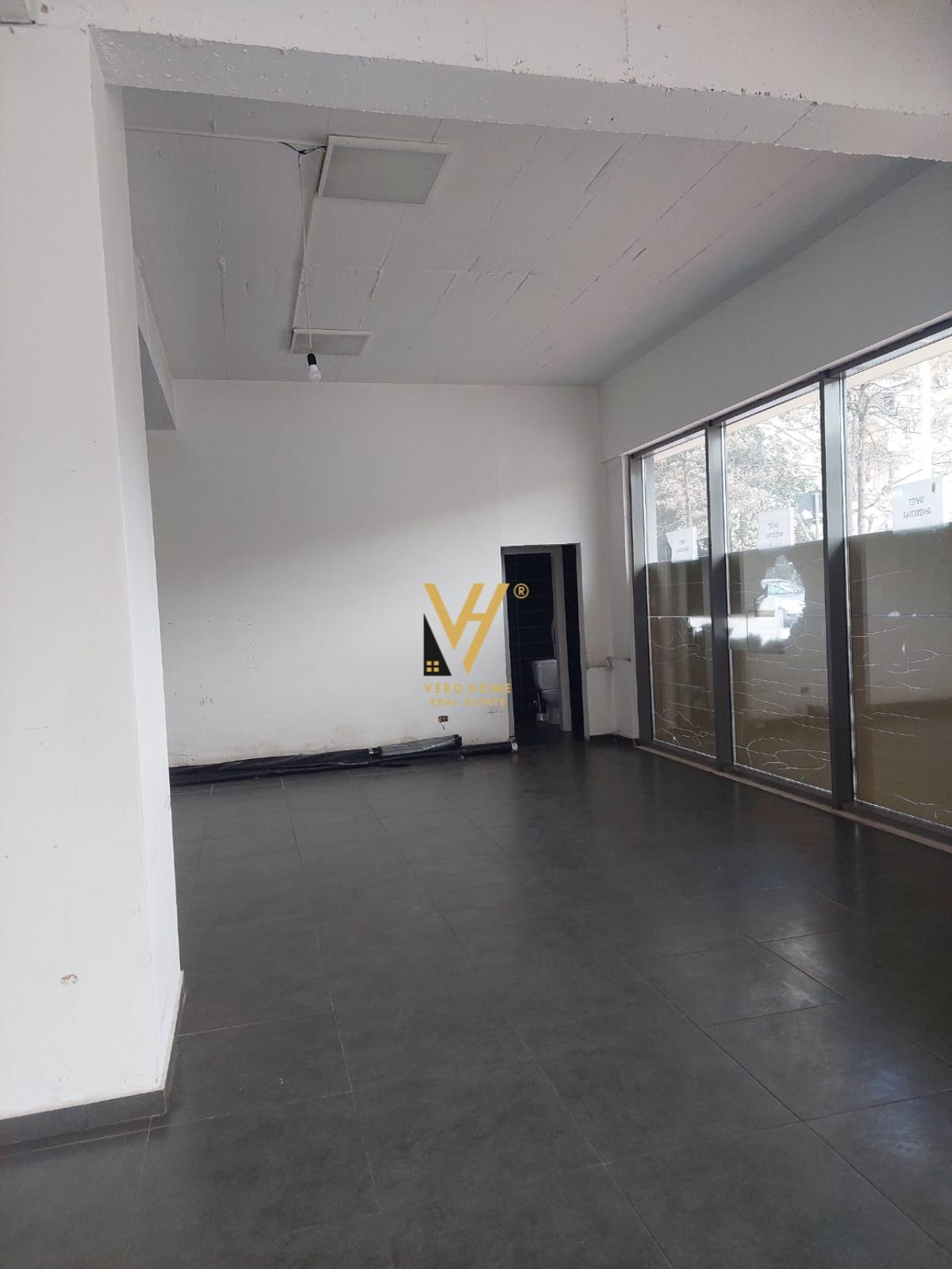 DYQAN 82 M2 TE RRUGA E DIBRES 260.000 EURO