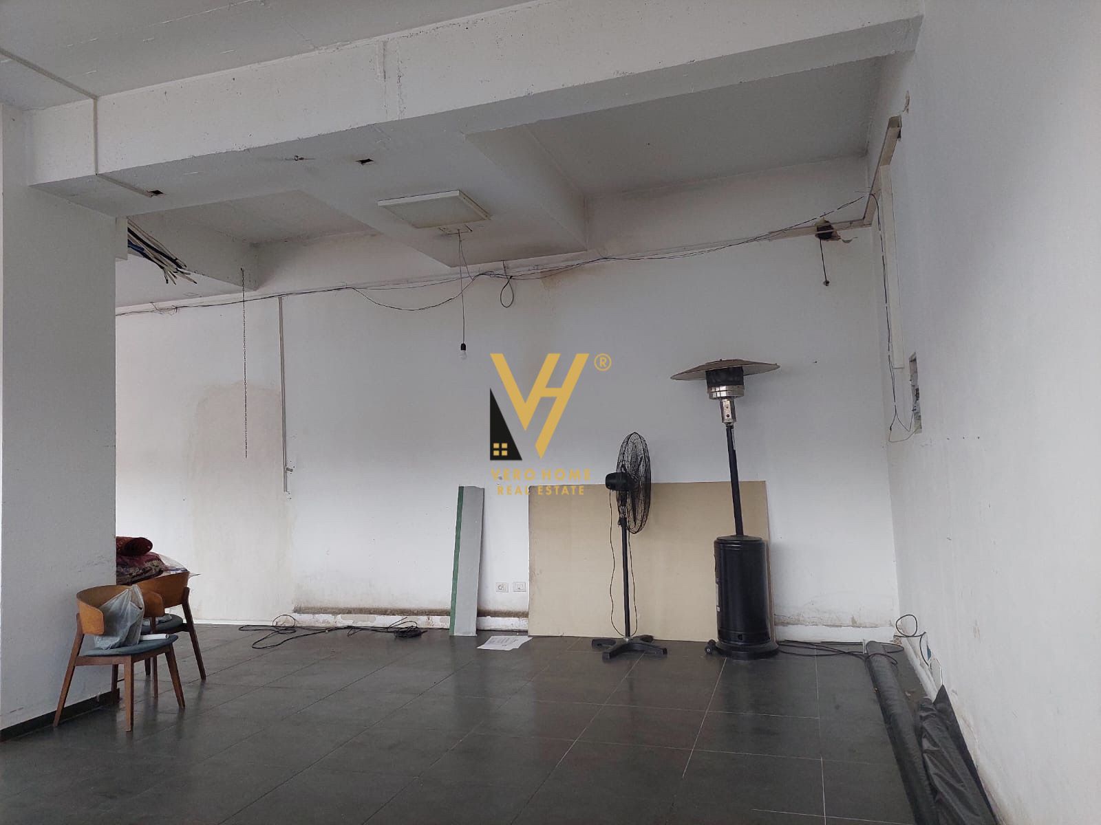 DYQAN 82 M2 TE RRUGA E DIBRES 260.000 EURO