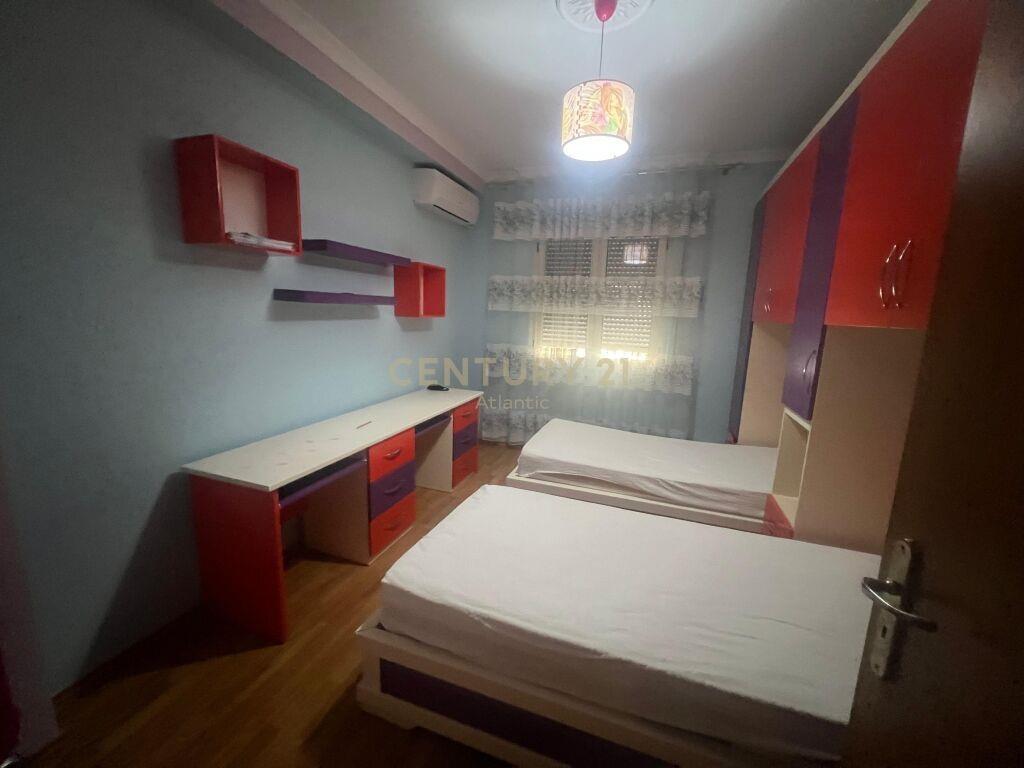 JEPET APARTAMENT ME QIRA NE QENDER TE DURRESIT 2+2TUALETE +2