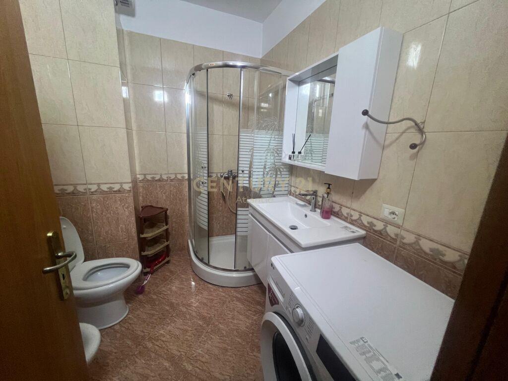 JEPET APARTAMENT ME QIRA NE QENDER TE DURRESIT 2+2TUALETE +2