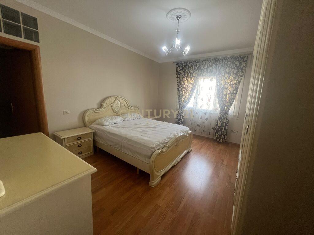 JEPET APARTAMENT ME QIRA NE QENDER TE DURRESIT 2+2TUALETE +2