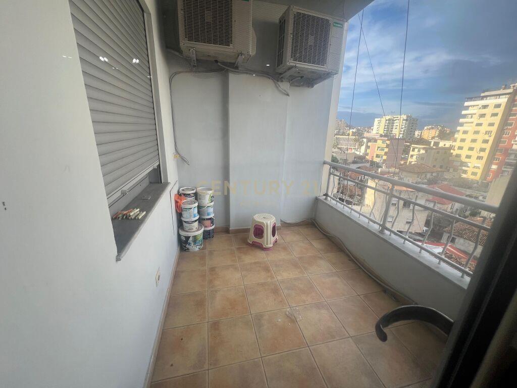 JEPET APARTAMENT ME QIRA NE QENDER TE DURRESIT 2+2TUALETE +2