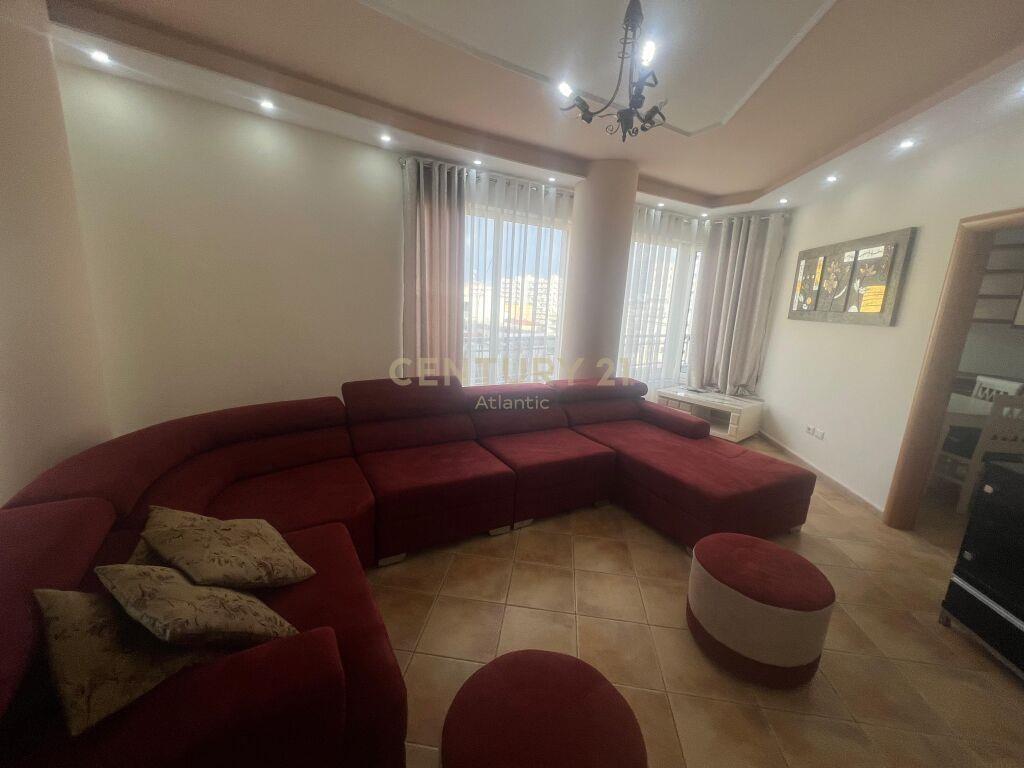 JEPET APARTAMENT ME QIRA NE QENDER TE DURRESIT 2+2TUALETE +2