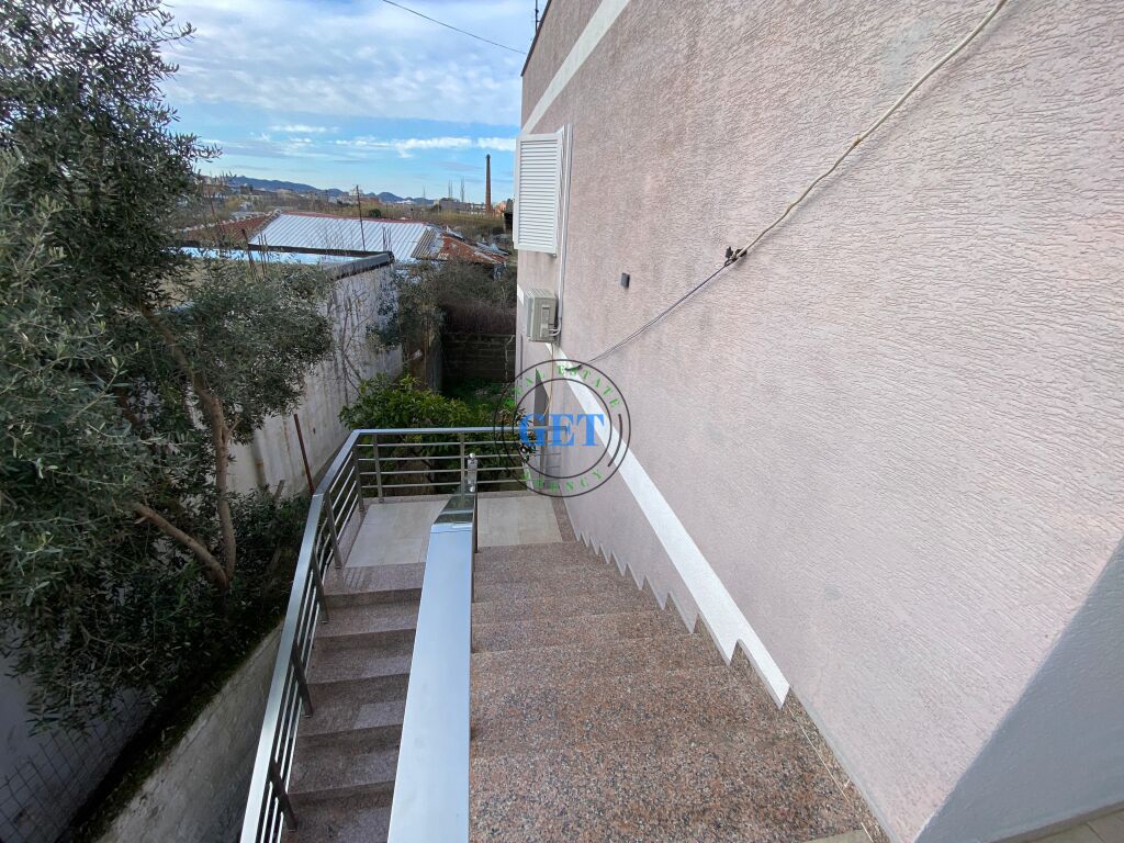 Shitet, Shtëpi Private 2-Katëshe, Shkozet