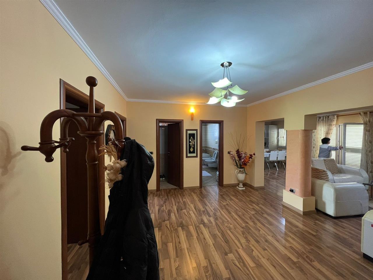 Shitet ap 3+1+2 tualete+3 ballkone+1 depo