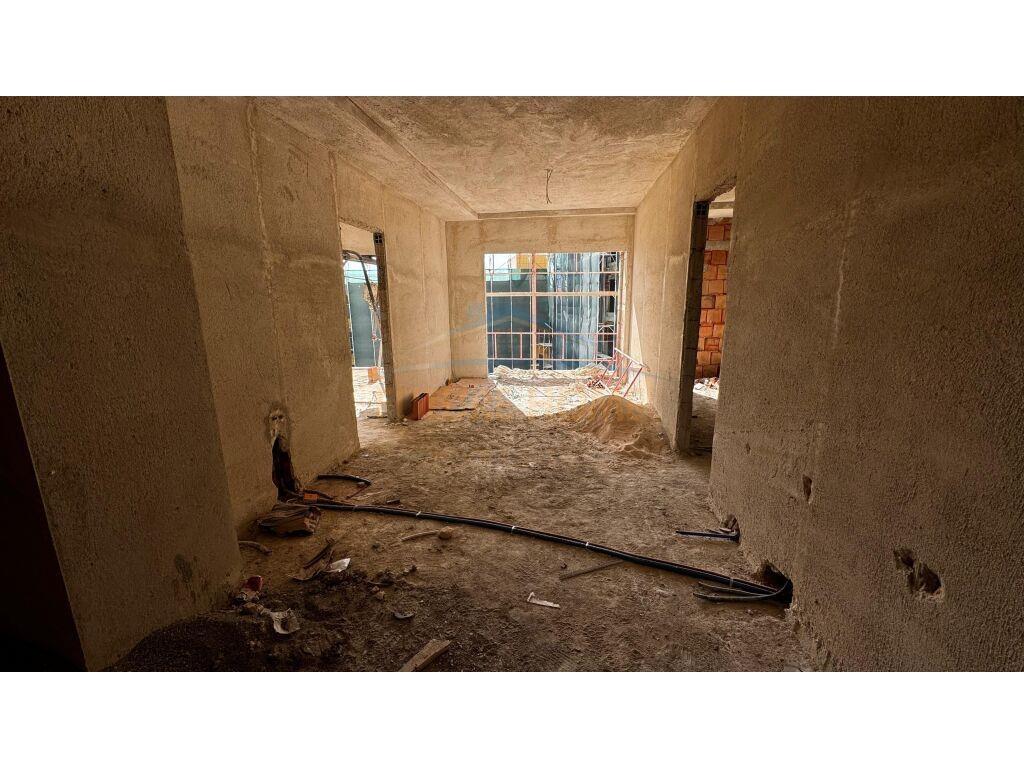 Shitet, Apartament 2+1+Post Parkimi , Rruga Hoxha Tahsim!