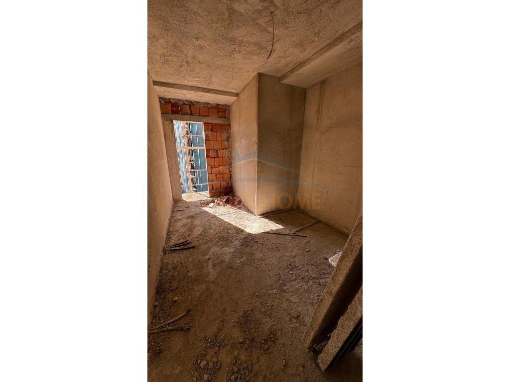 Shitet, Apartament 2+1+Post Parkimi , Rruga Hoxha Tahsim!