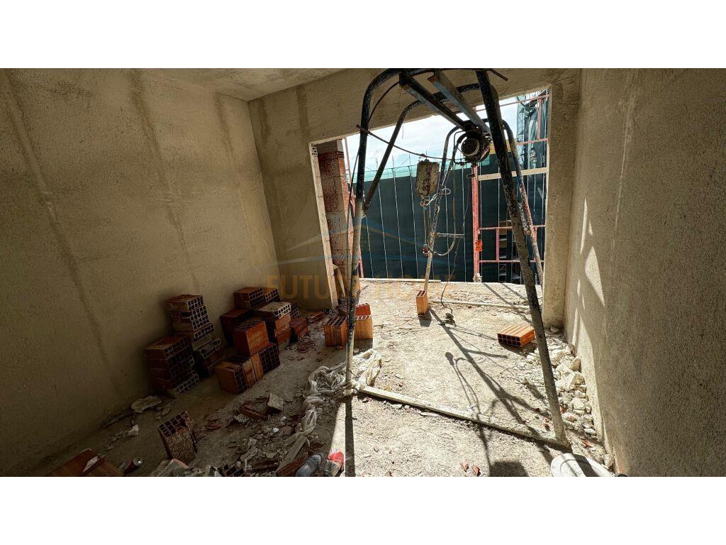 Shitet, Apartament 2+1+Post Parkimi , Rruga Hoxha Tahsim!