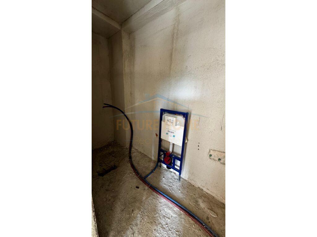 Shitet, Apartament 2+1+Post Parkimi , Rruga Hoxha Tahsim!