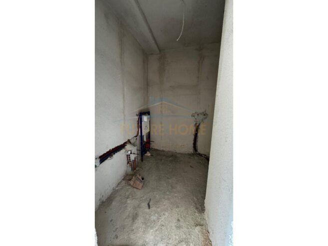 Shitet, Apartament 2+1+Post Parkimi , Rruga Hoxha Tahsim!