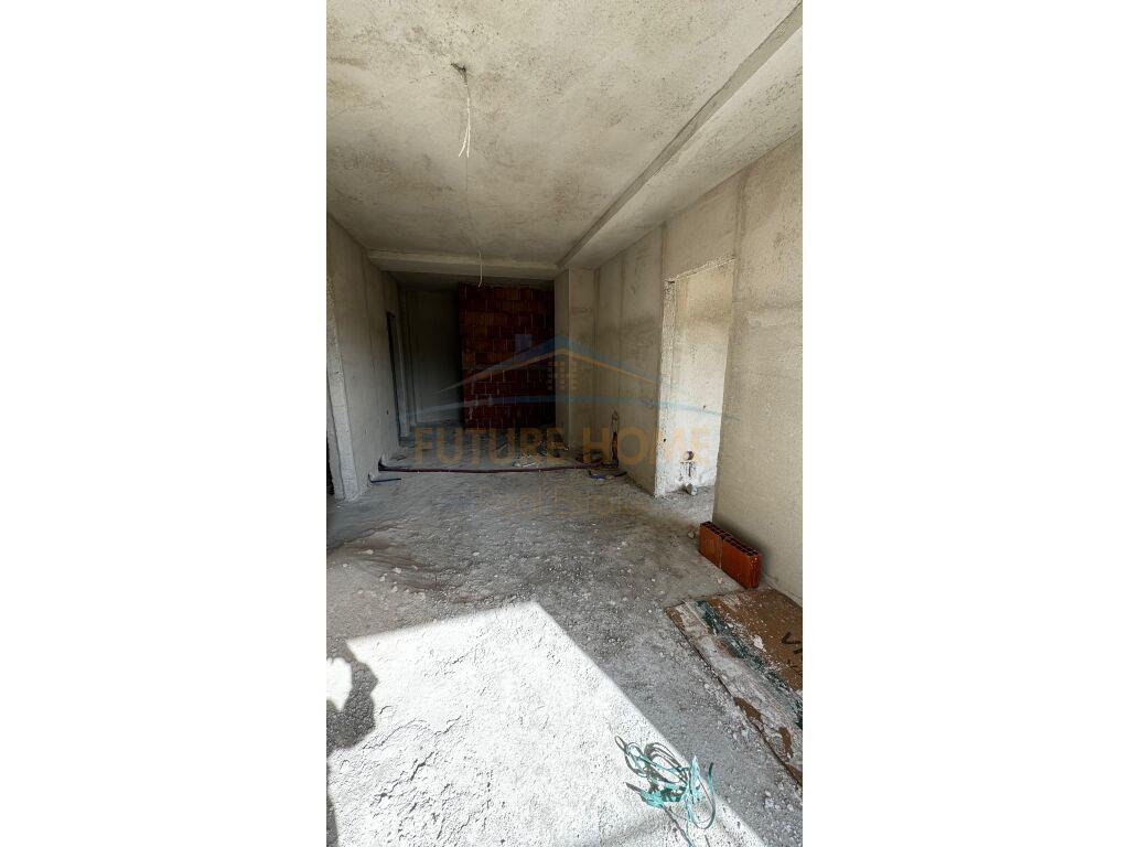 Shitet, Apartament 2+1+Post Parkimi , Rruga Hoxha Tahsim!