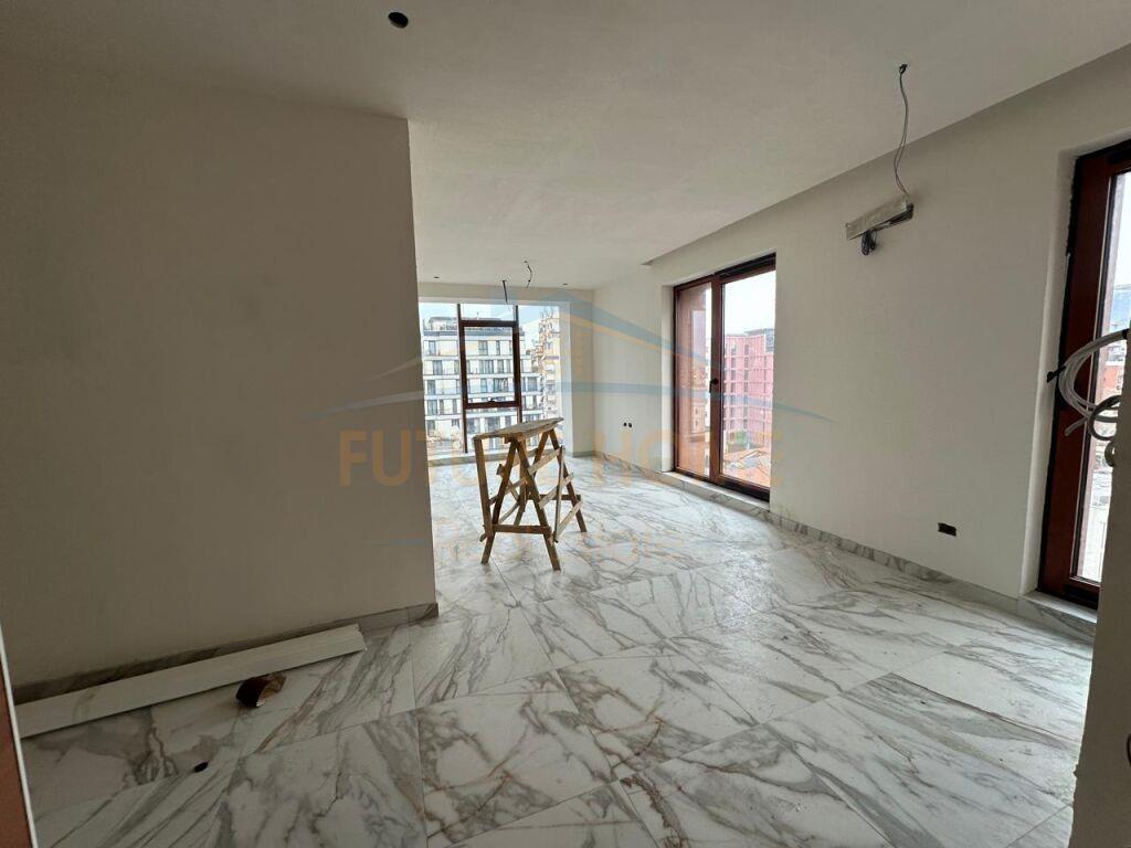 Shitet, Apartament 1+1, Rruga e Kavajës TIRANE