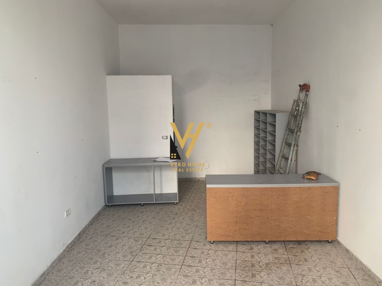 DYQAN 40 M2 ME QERA TE UNAZA E RE 40.000 LEKE