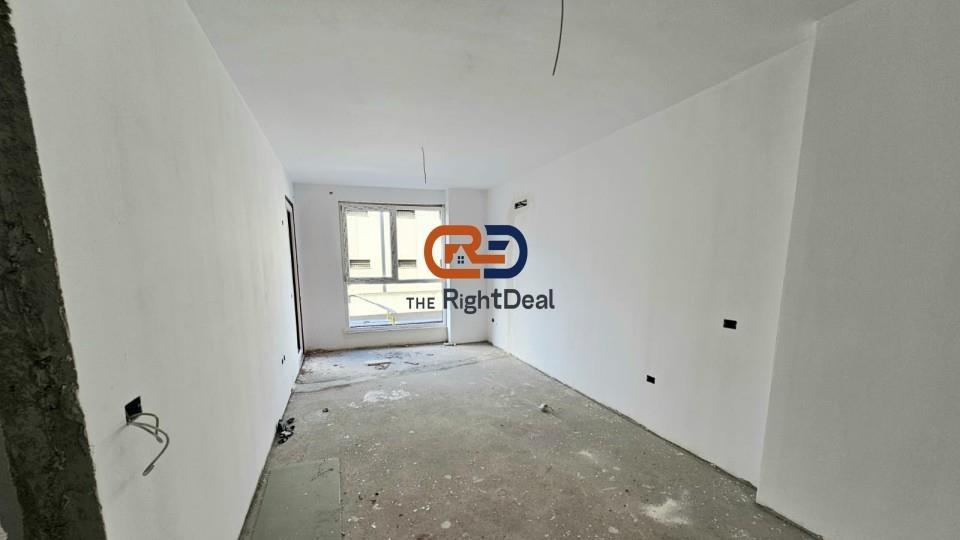 Ne Nje Nga Zonat Elitare Te Tiranes, Tek Stacioni I Trenit S