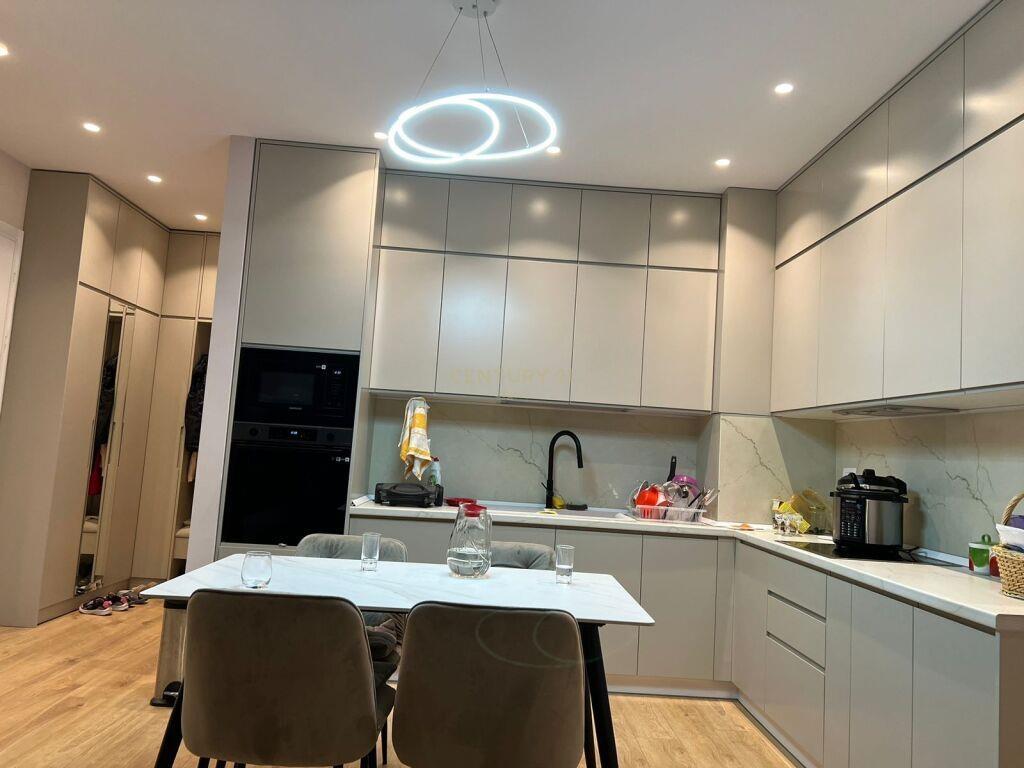 Apartament 2+1+2 + Post Parkimi për Qira Tek Siri Kodra