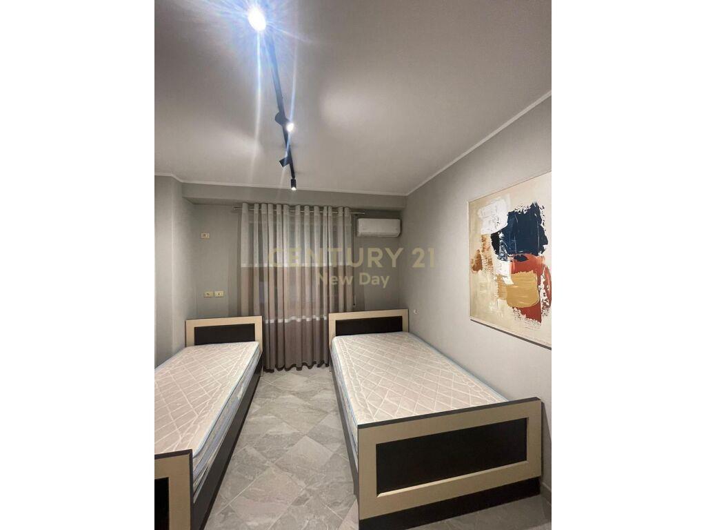 Shitet apartament 2+1 me pamje deti ne Plazh.