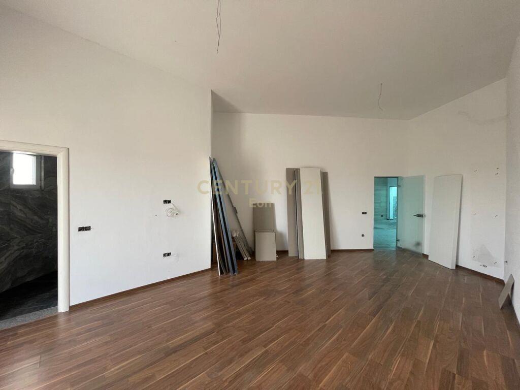 Apartament Pamje Deti për Shitje te Rruga e re e Portit, Dur