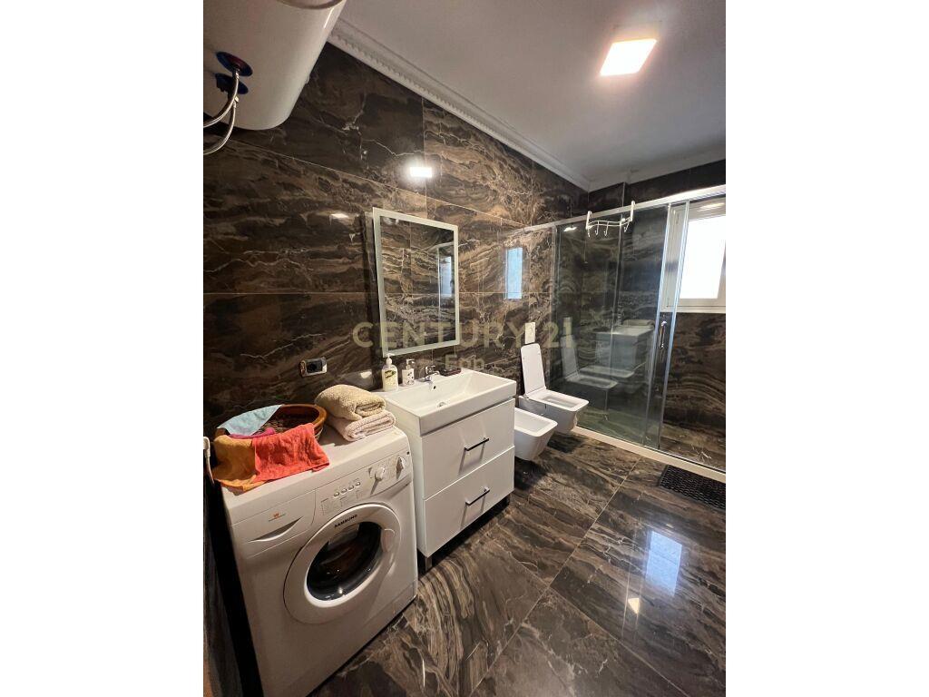 Apartament 2+1 me pamje deti në Plazh Stacioni i Parë, Durrë