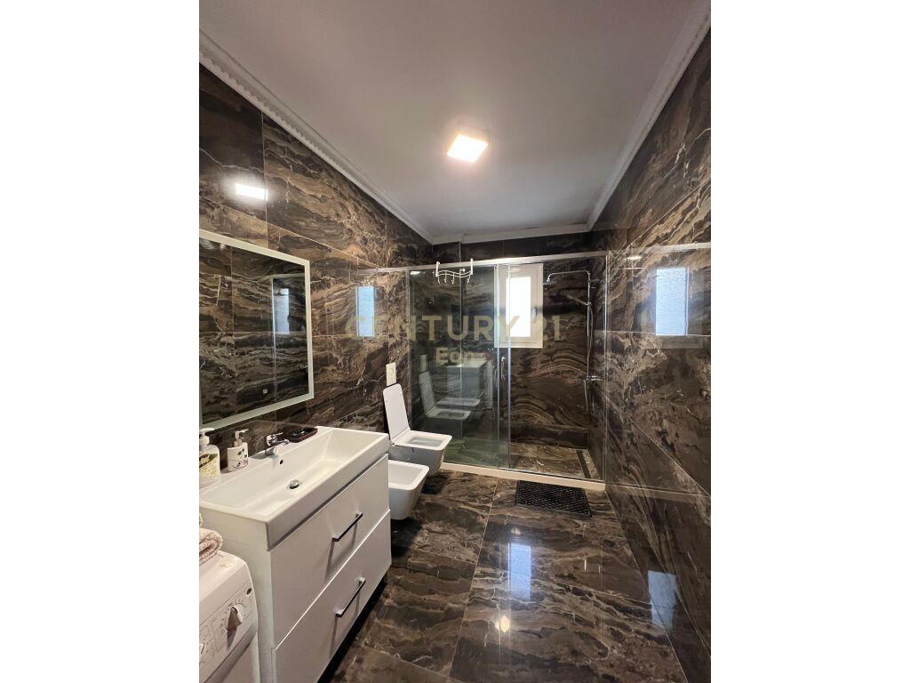 Apartament 2+1 me pamje deti në Plazh Stacioni i Parë, Durrë