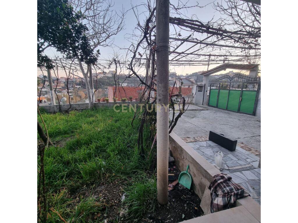 JEPET ME QIRA KATI I PARE I NJE SHTEPIE DY KATESHE TEK LAGJA