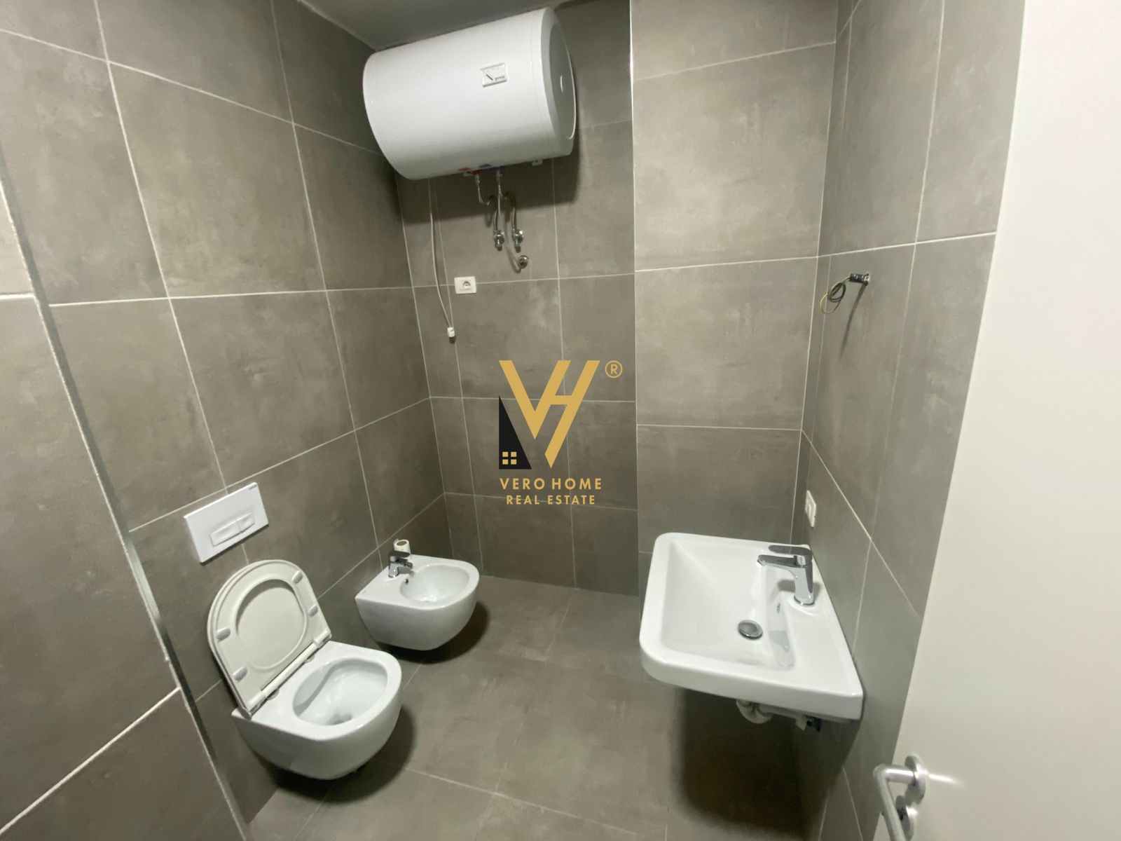 120 M2 ME QERA TE 21 DHJETORI 650 EURO