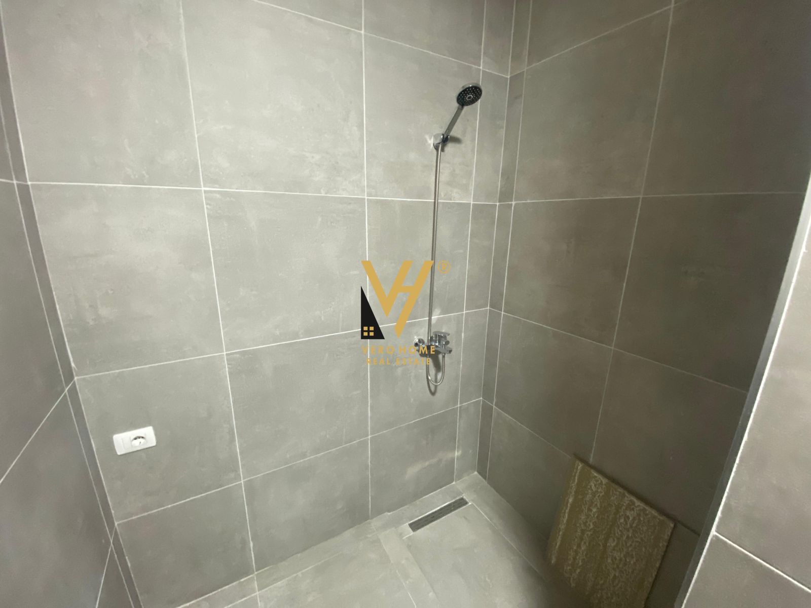 120 M2 ME QERA TE 21 DHJETORI 650 EURO