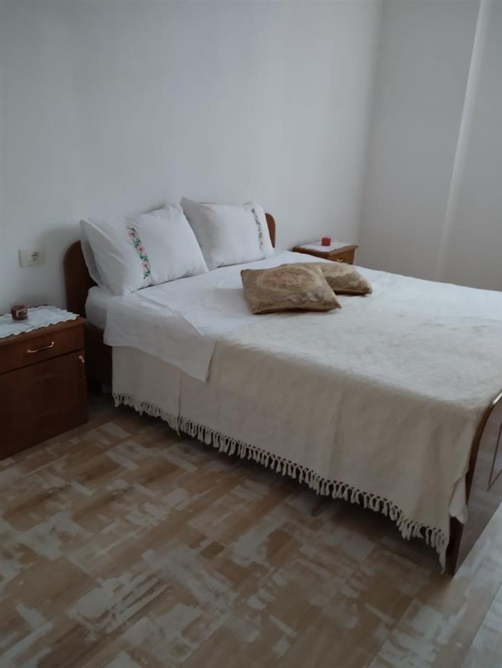 2+1 me qera afer piceri 2 engjejt