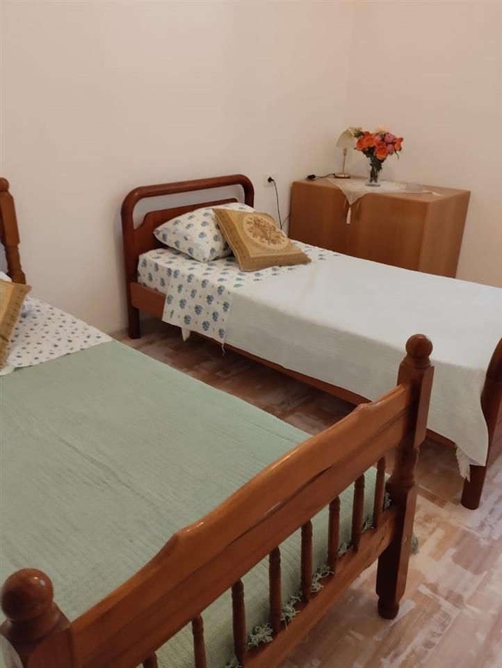 2+1 me qera afer piceri 2 engjejt