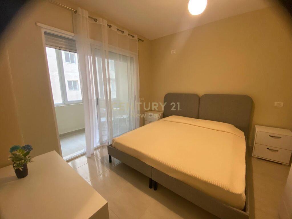Jepet apartament me qira tek Shkembi i Kavajes .