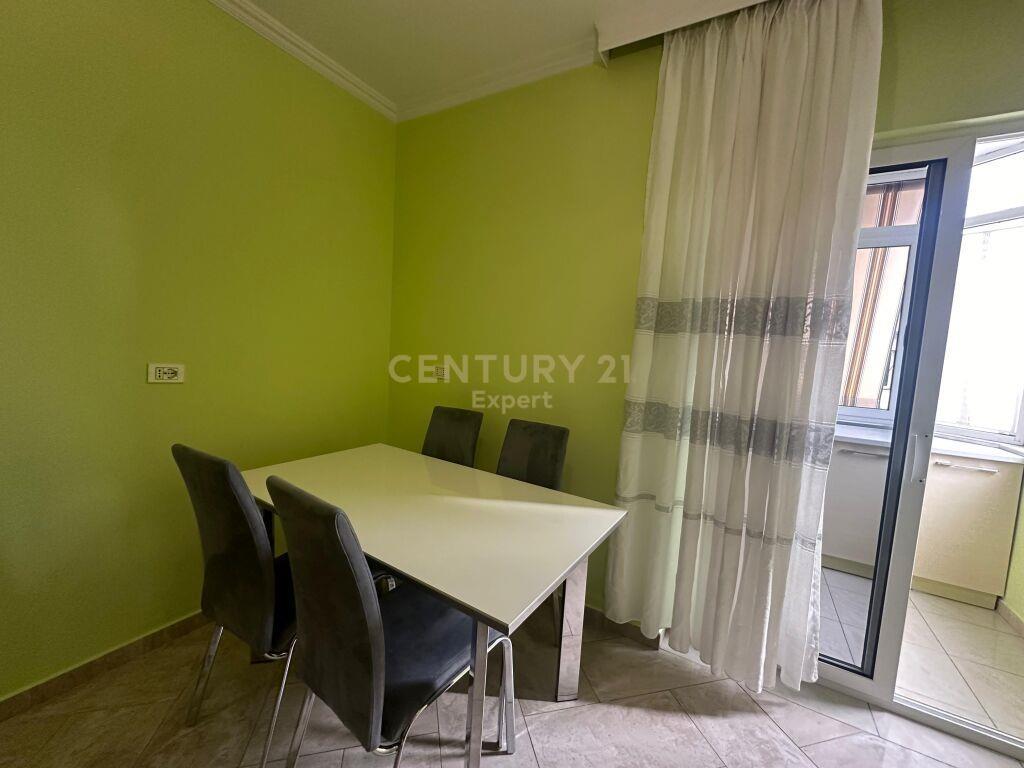 Jepet me qira 2+1 te rruga e durresit