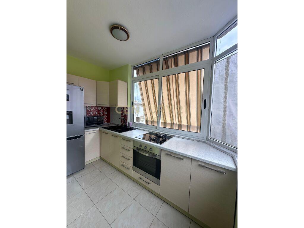 Jepet me qira 2+1 te rruga e durresit