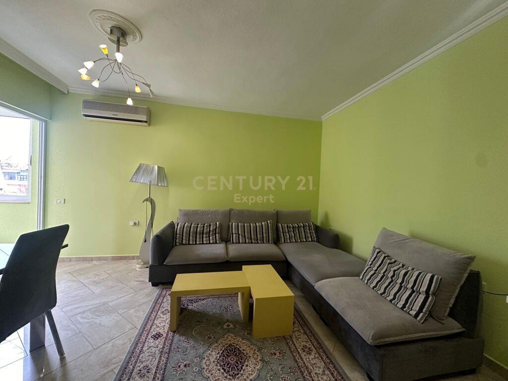 Jepet me qira 2+1 te rruga e durresit