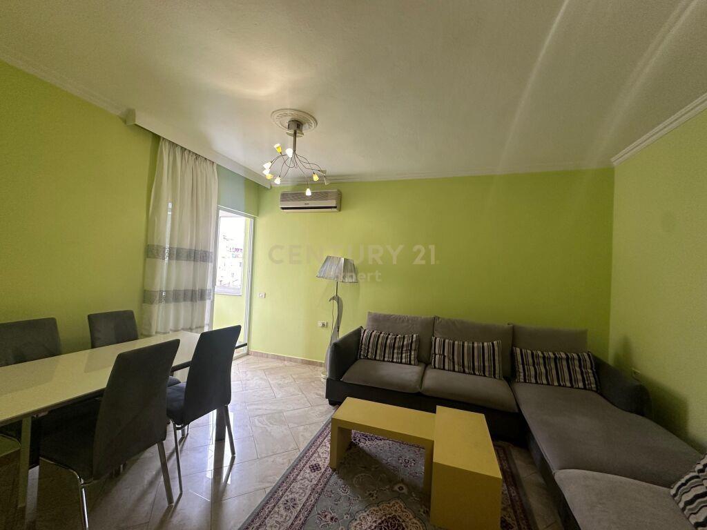 Jepet me qira 2+1 te rruga e durresit