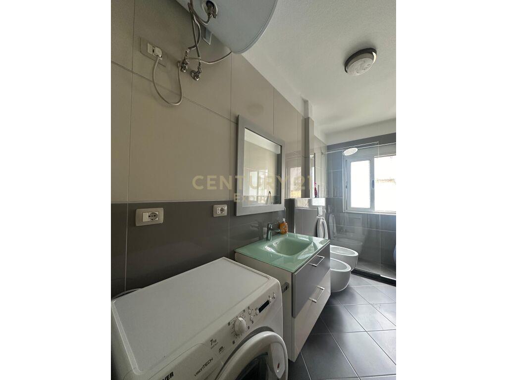 Jepet me qira 2+1 te rruga e durresit