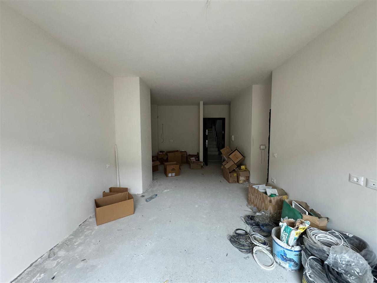 Shitet apartament 2+1, Rruga e Dibres, 150,000euro