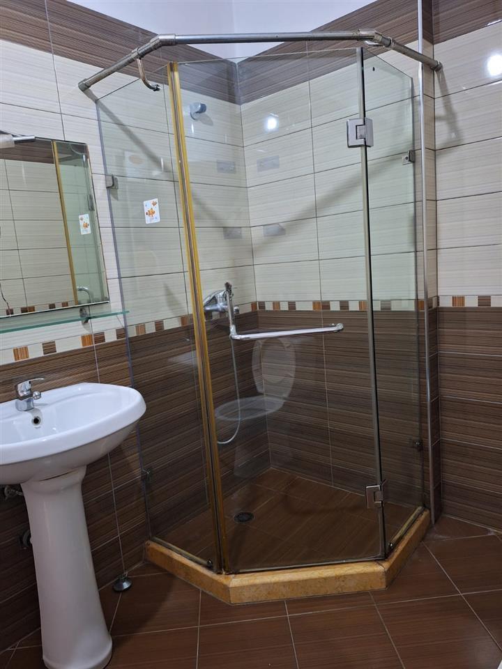 Besim Alla, Jepet me qera 1+1 e mobiluar, Pallatet Çabej